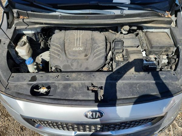 2015 KIA SEDONA TOP - High Level — Engine bay