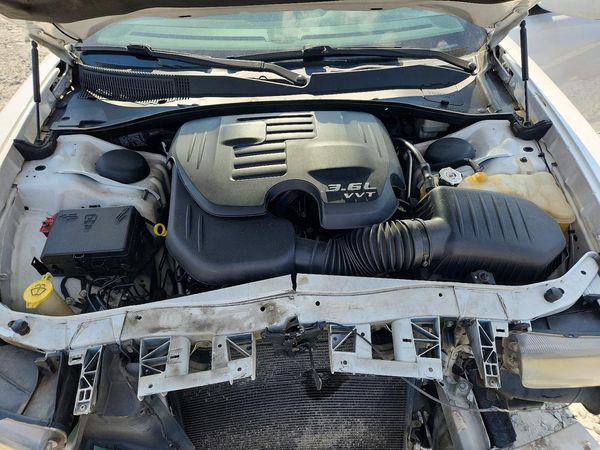 2013 DODGE CHARGER SE — Engine bay
