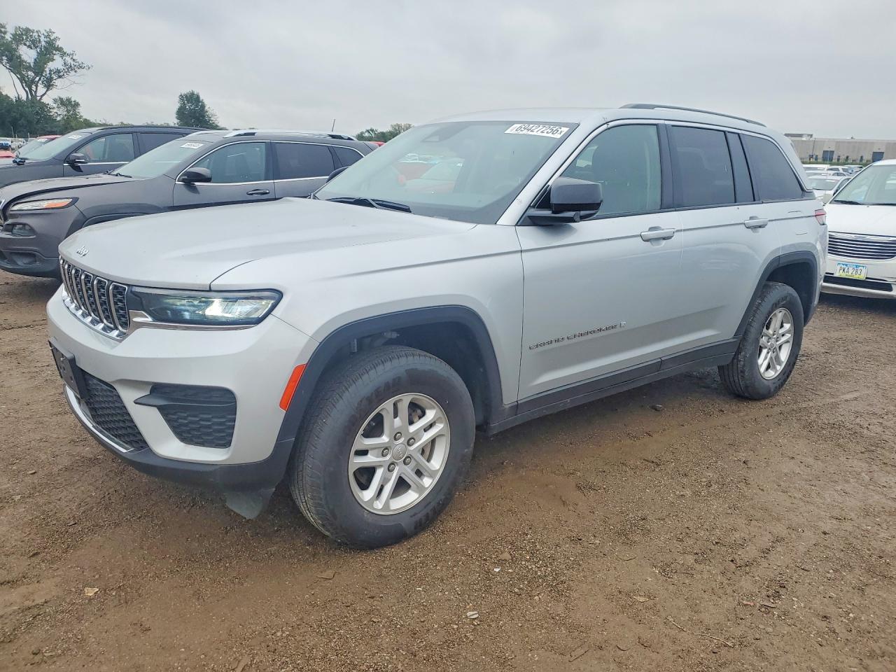 2023 JEEP GRAND CHEROKEE Laredo, Altitude — Front 3/4