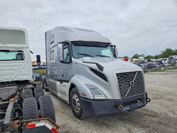 2020 VOLVO VN — Passenger 3/4
