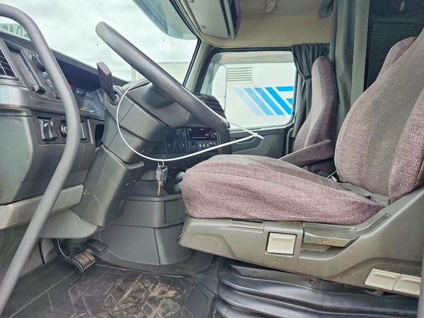 2020 VOLVO VN — DENT