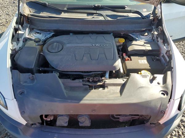 2016 JEEP CHEROKEE — Engine bay