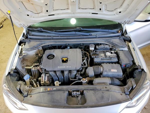 2018 HYUNDAI ELANTRA SE — Engine bay