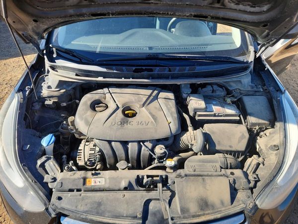 2014 HYUNDAI ELANTRA GLS(Middle) — Engine bay