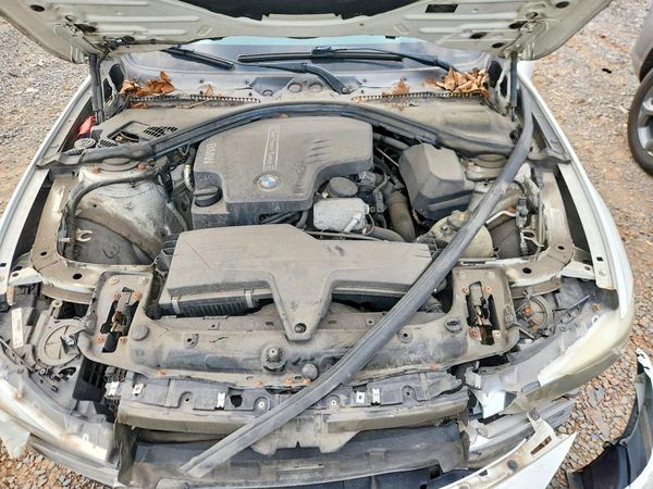 2015 BMW 3 SERIES xDrive SA — Engine bay