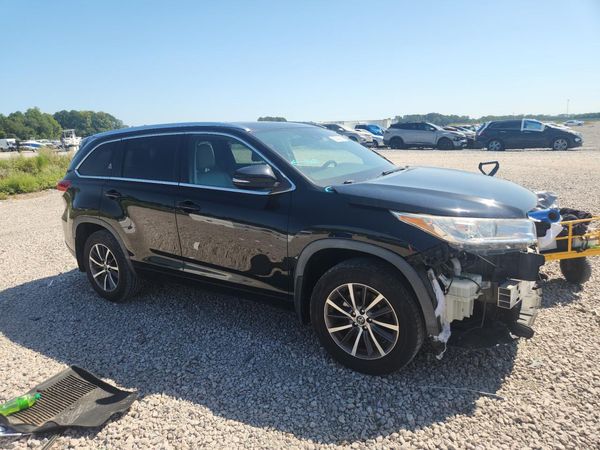 2017 TOYOTA HIGHLANDER — Passenger 3/4