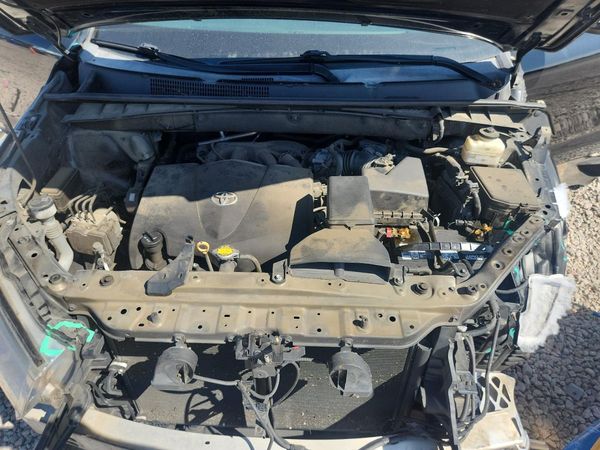 2017 TOYOTA HIGHLANDER — Engine bay