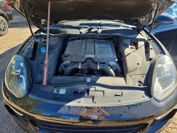 2015 PORSCHE CAYENNE — Engine bay