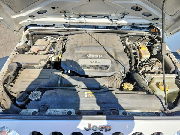 2017 JEEP WRANGLER UNLIMITED Unlimited Sport — Engine bay