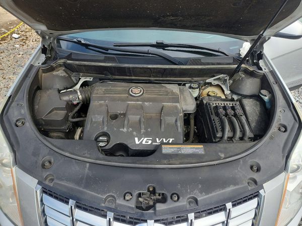 2013 CADILLAC SRX Luxury — Engine bay