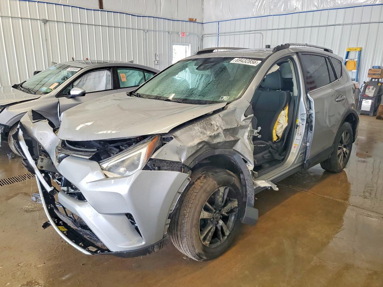 2018 TOYOTA RAV4 Adventure/XLE — Front 3/4
