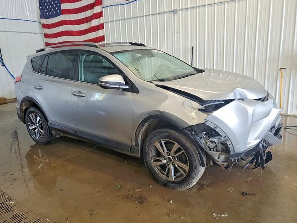 2018 TOYOTA RAV4 Adventure/XLE — Passenger 3/4