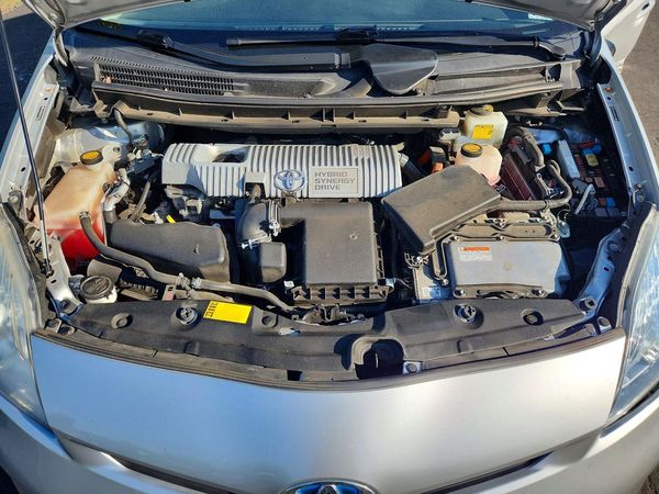 2012 TOYOTA PRIUS — Engine bay