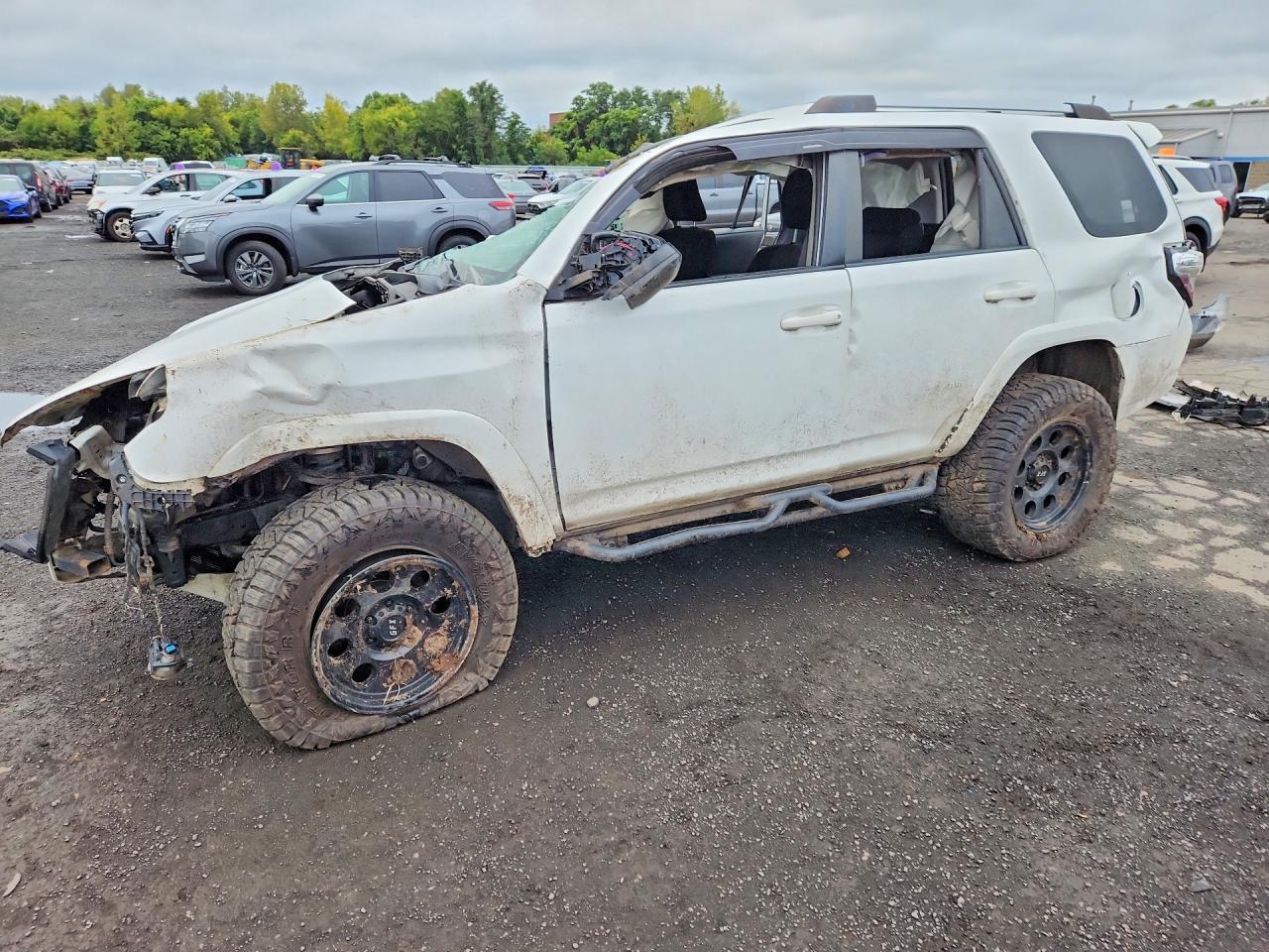2016 TOYOTA 4RUNNER Base Grade — Front 3/4