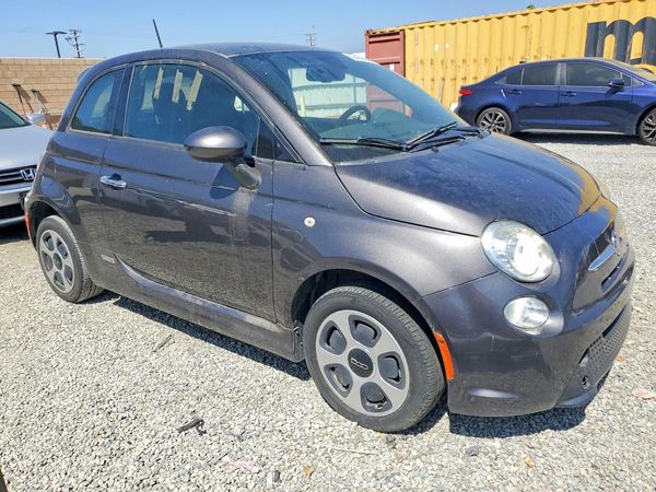 2015 FIAT 500 Electric — Passenger 3/4