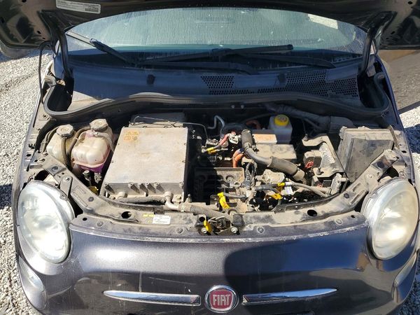 2015 FIAT 500 Electric — Engine bay