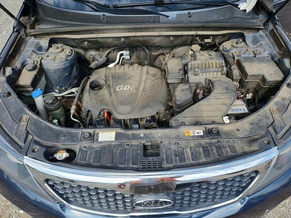 2013 KIA SORENTO Base / LX — Engine bay