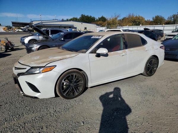 2020 TOYOTA CAMRY XSE — Front 3/4