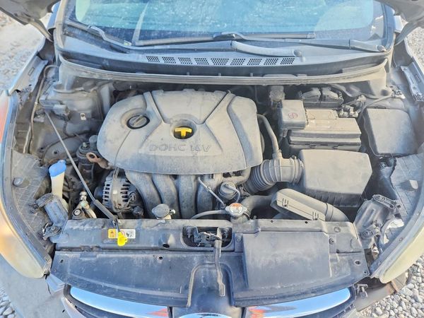 2013 HYUNDAI ELANTRA — Engine bay