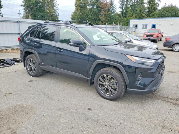 2022 TOYOTA RAV4 XLE Premium — Passenger 3/4