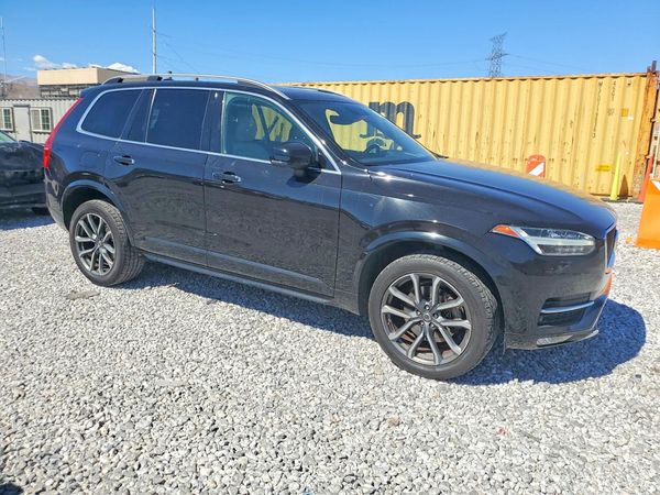 2018 VOLVO XC90 Momentum — Passenger 3/4