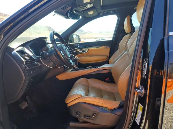 2018 VOLVO XC90 Momentum — DENT