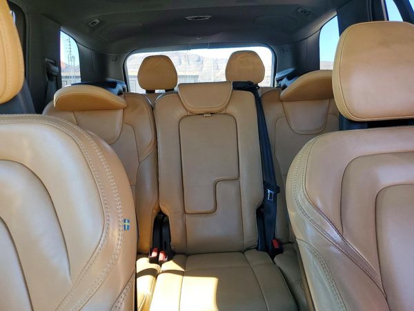 2018 VOLVO XC90 Momentum — SUVN