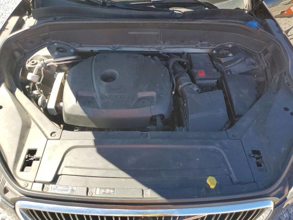 2018 VOLVO XC90 Momentum — Engine bay