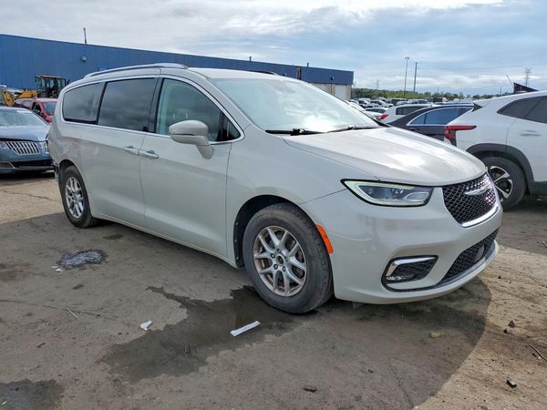 2021 CHRYSLER PACIFICA Touring L — Passenger 3/4