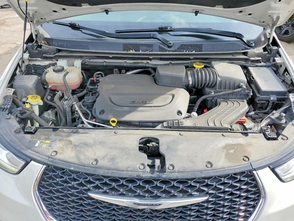 2021 CHRYSLER PACIFICA Touring L — Engine bay