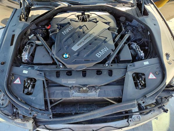 2014 BMW 750 750Li/Alpina B7 — Engine bay