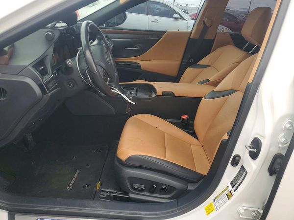 2025 LEXUS ES 300H — DENT
