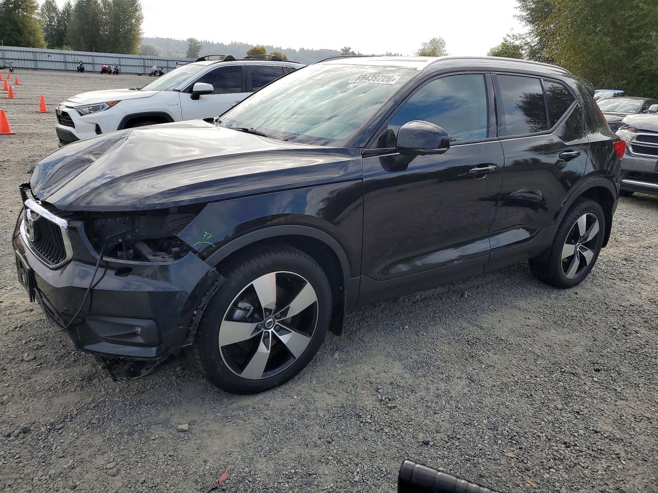 2019 VOLVO XC40 — Front 3/4
