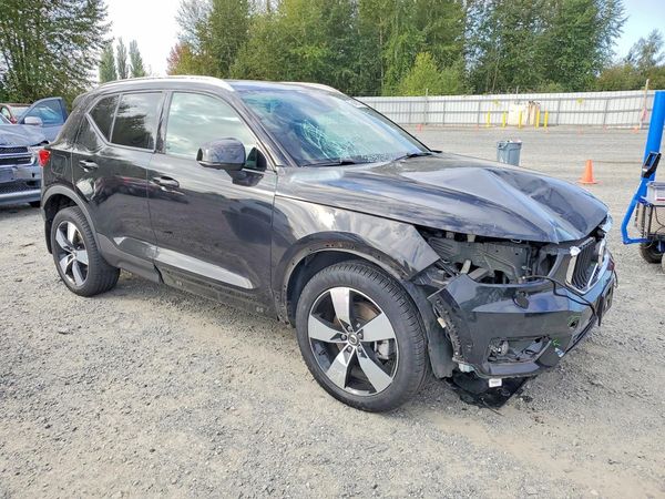 2019 VOLVO XC40 — Passenger 3/4
