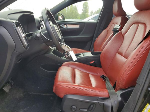2019 VOLVO XC40 — DENT