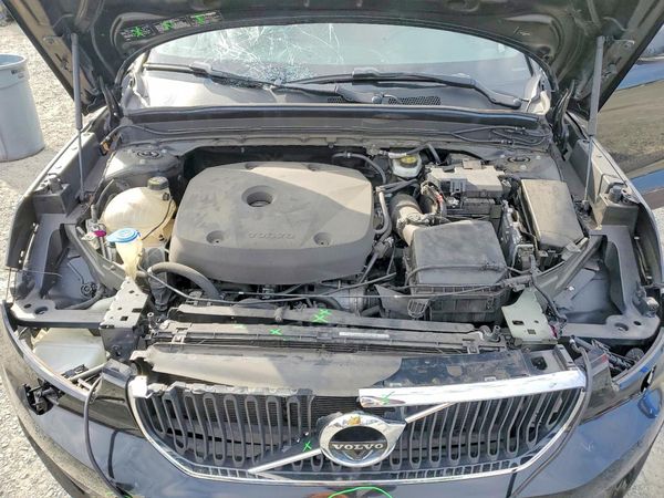 2019 VOLVO XC40 — Engine bay