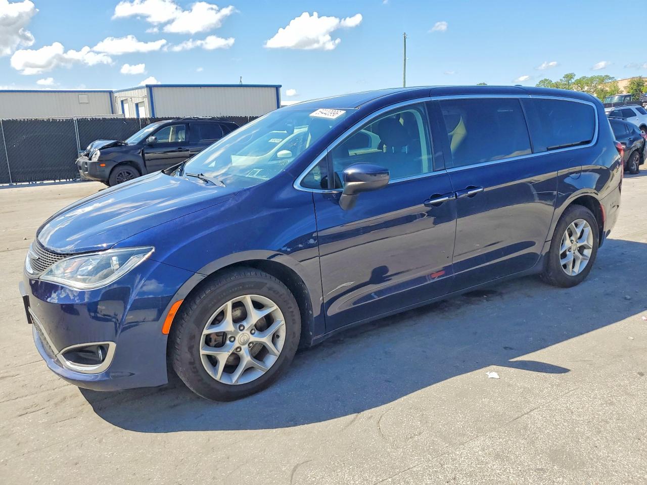 2017 CHRYSLER PACIFICA Touring L — Front 3/4