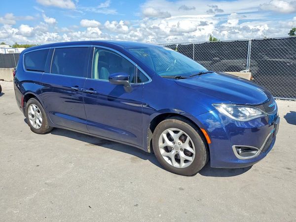 2017 CHRYSLER PACIFICA Touring L — Passenger 3/4