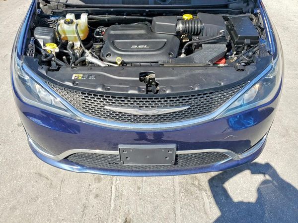 2017 CHRYSLER PACIFICA Touring L — Engine bay