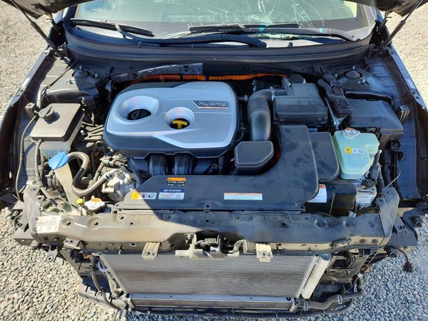 2016 HYUNDAI SONATA GLS (Middle) — Engine bay