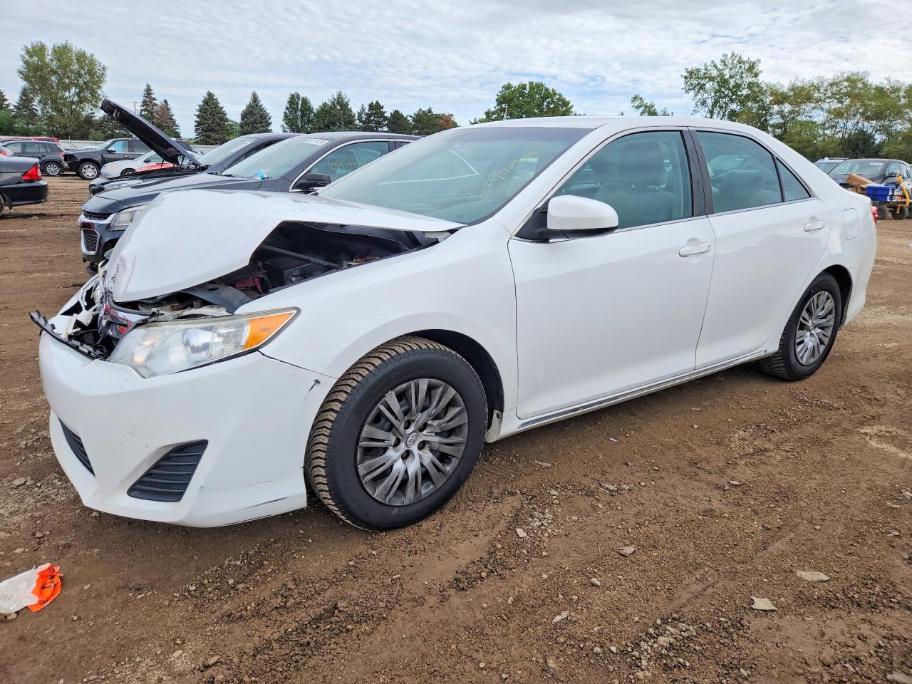2014 TOYOTA CAMRY — Front 3/4