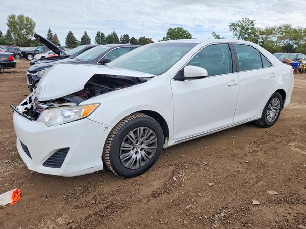 2014 TOYOTA CAMRY — Front 3/4