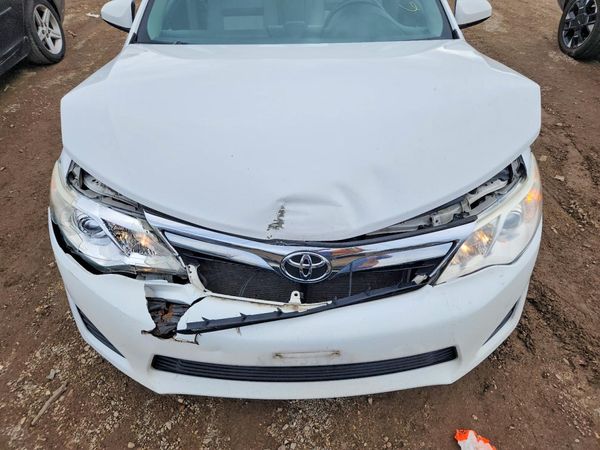 2014 TOYOTA CAMRY — Engine bay