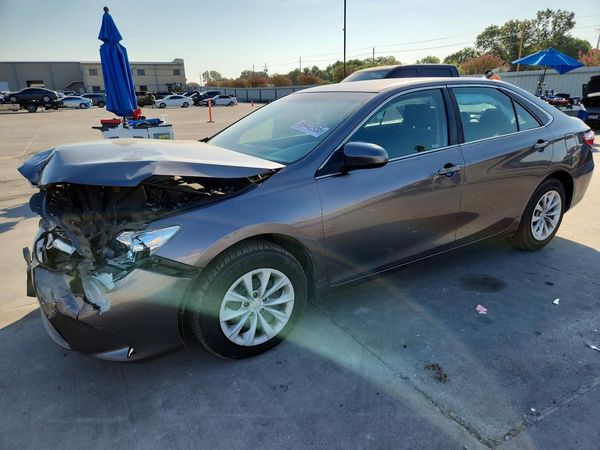2015 TOYOTA CAMRY — Front 3/4