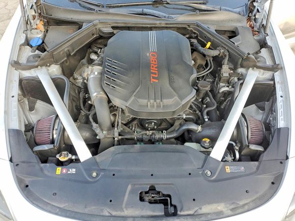 2018 KIA STINGER — Engine bay
