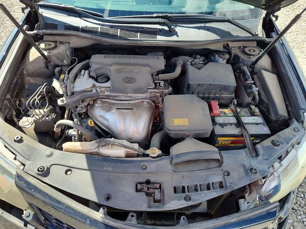 2012 TOYOTA CAMRY — Engine bay