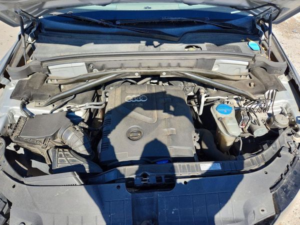 2012 AUDI Q5 Premium — Engine bay