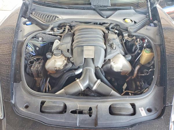 2013 PORSCHE PANAMERA Base (2WD), 4 (4WD) — Engine bay