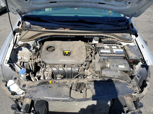 2018 HYUNDAI ELANTRA SE — Engine bay