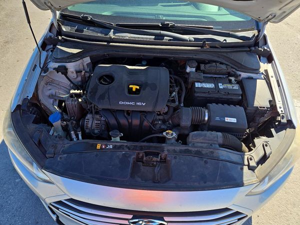 2018 HYUNDAI ELANTRA — Engine bay